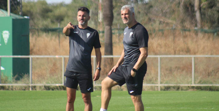 Iván Ania señalando a su segundo César Negredo en el horizonte.