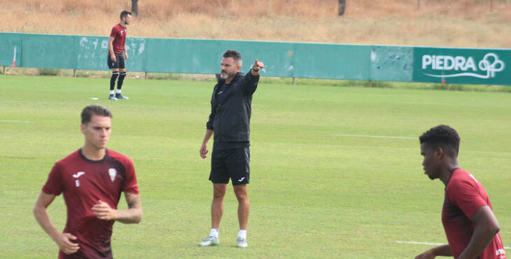 Iván Ania dando instrucciones, con Álex Sala que será alta, en primer plano junto a Marvel.