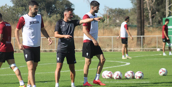 Iván Ania señalando a Xavi Sintes y Theo Zidane un movimiento.