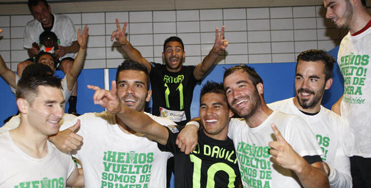 Arturo, al fondo, celebrando el ascenso en el vestuario del Gran Canaria con Uli Dávila, Campabadal, Iago Bouzón y Juan Carlos en primer plano.