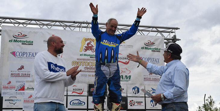 Juan del Pozo recibiendo el homenaje de Almodóvar del Río y el mundo del motrocross.