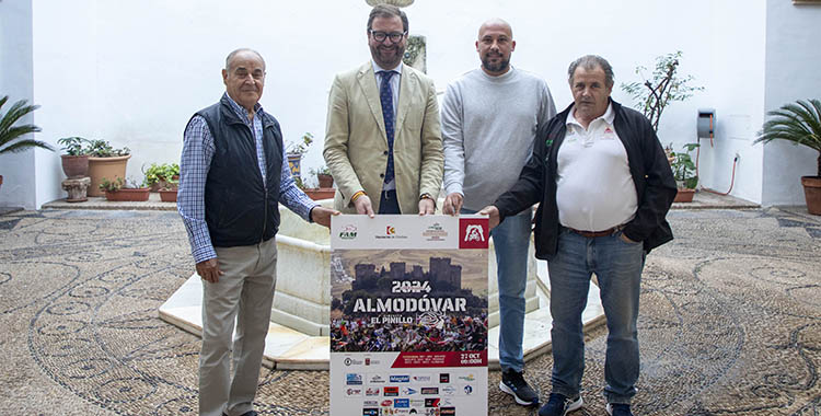 El veterano piloto Juan del Pozo, a la izquierda, junto al diputado de deportes, el concejal del Ayto. de Almodóvar del Río y Alfonso Luna, organizador del Campeonato Provincial de Motocross.