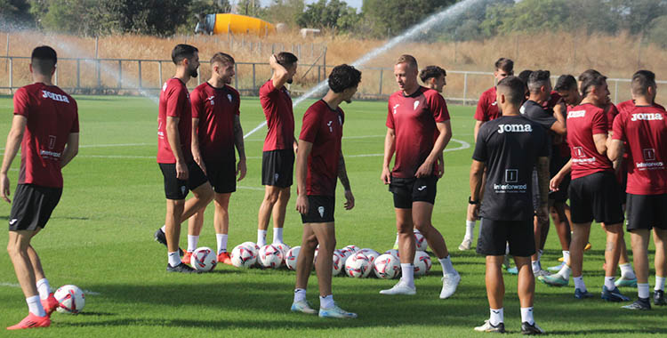 El inglés Jude y el ruso Obolskii en el centro de la imagen durante el último entrenamiento del Córdoba antes de viajar a Albacete.