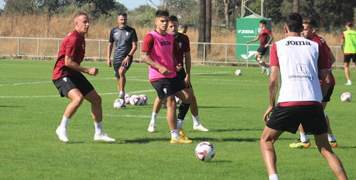 Kuki Zalazar desplazando el balón como comodín del rondo bajo la atenta mirada de Iván Ania.