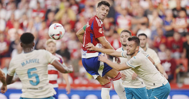 Lapeña y Marvel cortan un ataque del Granada. Foto: LaLiga Hypermotion