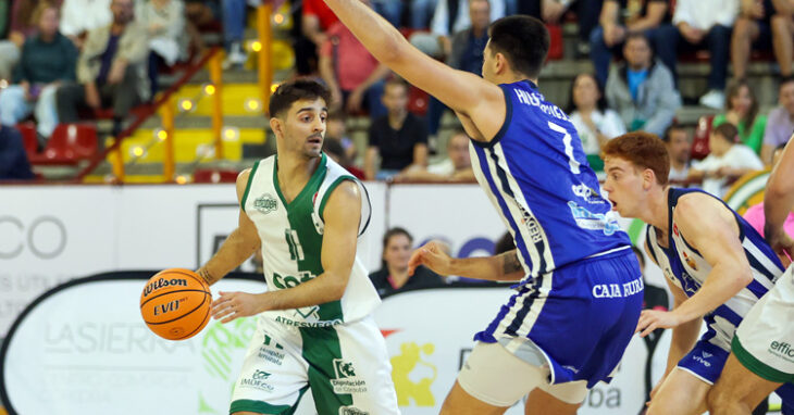 Lucas Muñoz frente a un jugador del Clínica Ponferrada. Foto: Coto Córdoba CB