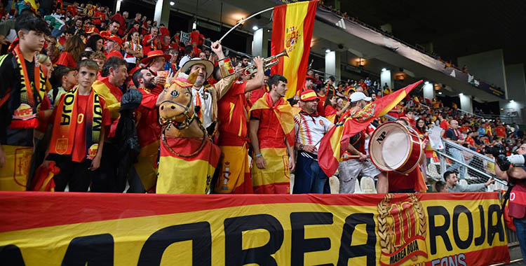 La marea roja de la Peña de España también estuvo presente en El Arcángel.