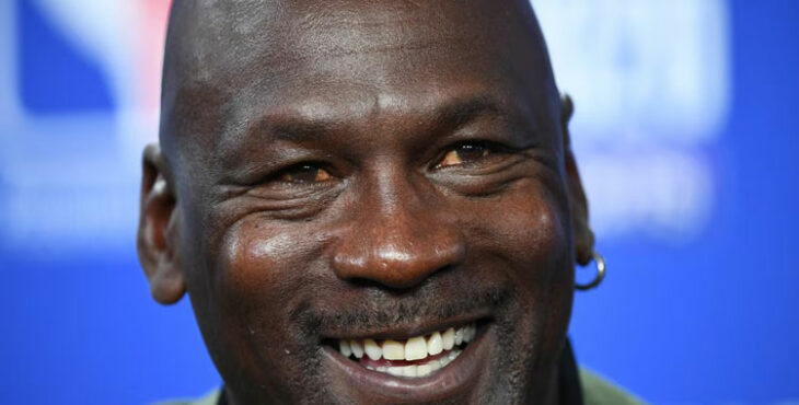 Michael Jordan con gesto sonriente