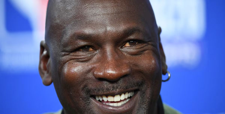 Michael Jordan con gesto sonriente