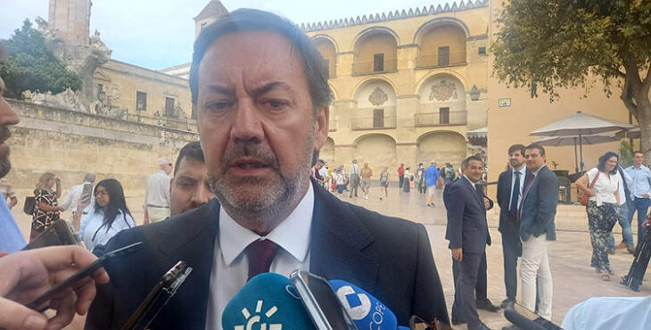 Antonio Fernández Monterrubio atendiendo a los medios bajo la mirada al fondo del alcalde, el presidente de la RFAF y de la Diputación.