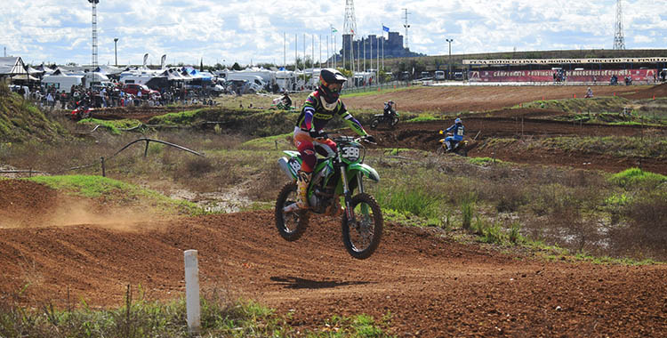 Varios pilotos sobre el trazado de El Pinillo durante la celebración del clásico motocross de Almodóvar del Río.