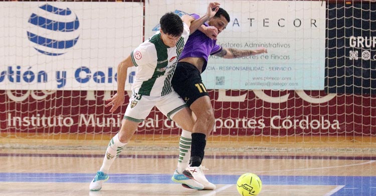 Murilo Duarte pugna con un jugador del Industrias Santa Coloma. Foto: Córdoba Patrimonio