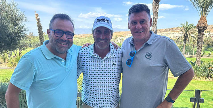 Chema Olazábal a su paso por Andalucía en el Legends Tour de Almerimar junto a los periodistas Jesús Márquez y David Jurado tras pasar por los micrófonos de Canal Sur Radio.