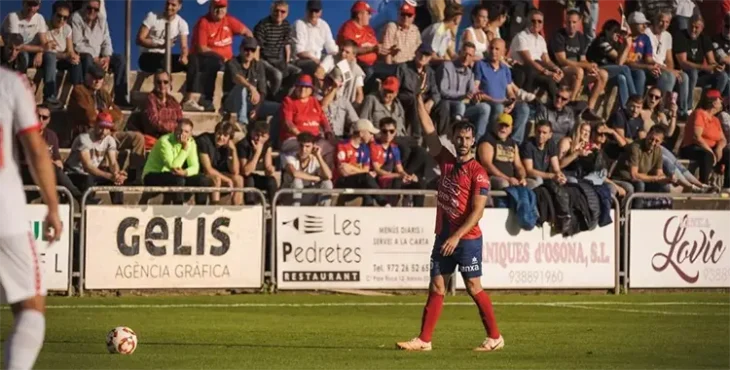 Un jugador del Olot en el Nou Estadio Municipal.