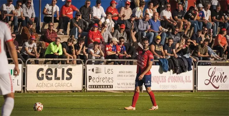 Un jugador del Olot en el Nou Estadio Municipal.