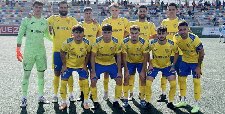 La escuadra palmeña en formación en Lebrija. Foto: Atlético Palma del Río