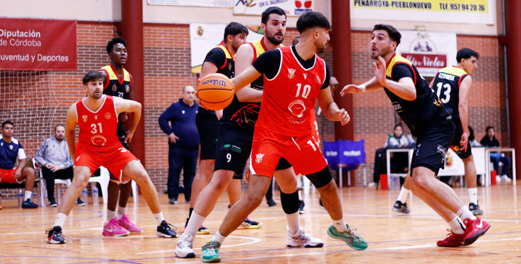 Un lance del duelo entre Peñarroya y Lithium, el estreno minero en la liga. Un jugador del Lithium lanza un tiro libre en su partido con el Peñarroya. Autor: Emilio José Torres / Facebook: Torres Caballero Fotografía / Instagram: @ejtorrescaballero