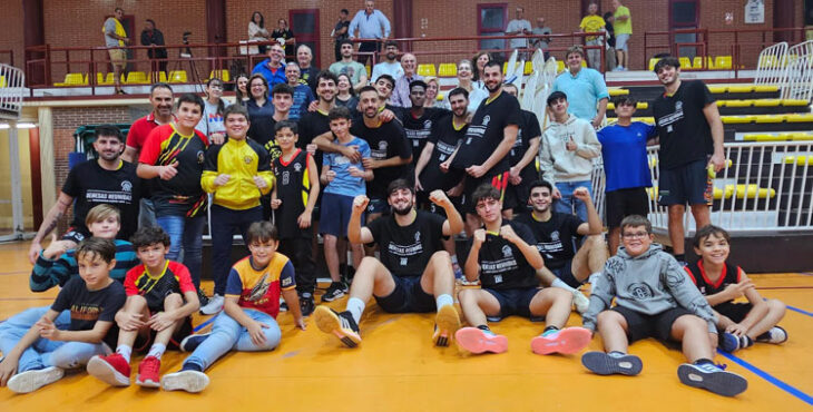 La foto de la celebración del cuadro minero con su hinchada. Foto: CP Peñarroya