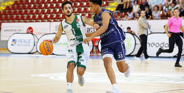 Lucas Muñoz conduce el esférico en el partido del pasado domingo ante el Rioverde Clavijo. Foto: Córdoba Club de Baloncesto