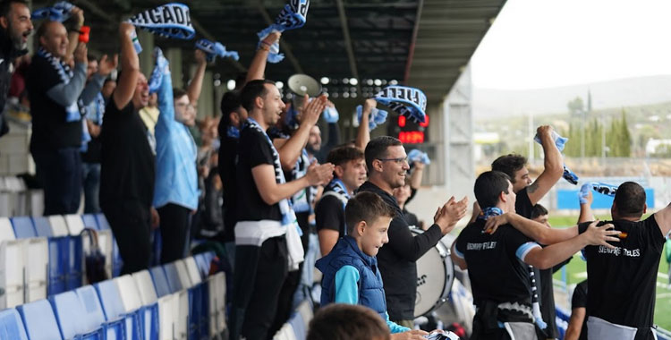 La afición celeste en el último partido en casa. Foto: Antonio Dávila / Ciudad de Lucena