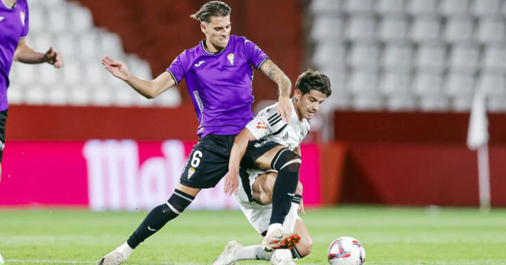 Álex Sala roba el balón en el duelo entre Albacete y Córdoba. Foto: LaLiga Hypermotion