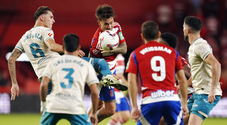 Álex Sala pugna por el balón en Granada. Foto: LaLiga Hypermotion