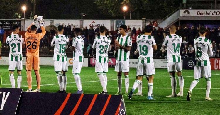 Saludo del Córdoba antes del partido en Olot. Foto: CCF