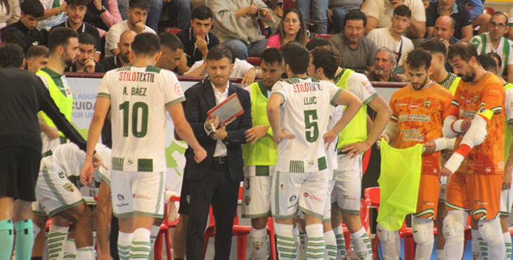 Emanuel Santoro dando instrucciones a sus jugadores en un tiempo muerto ante Industrias. Foto: David Jurado