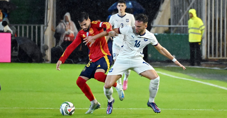 Álex Baena pugna con un jugador de Serbia. Foto: Natalia Román