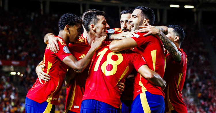 Lamine Yamal y sus compañeros celebran el gol en Murcia. Foto: RFEF