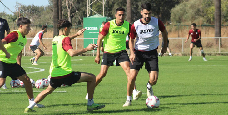 Xavi Sintes avanza con el balón en el entrenamiento previo al partido ante el Cartagena.