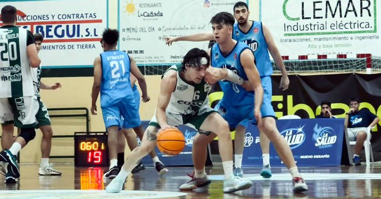 Tanguy Touzé intenta superar a un jugador de La Salud. Foto: Córdoba Club de Baloncesto