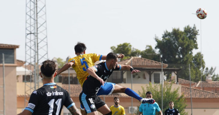 Pugna por el balón en el Tomares-Ciudad de Lucena. Foto: Antonio Dávila