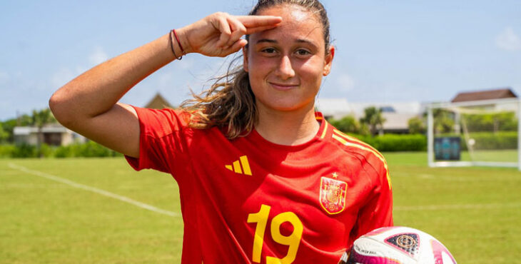 Alba Cerrato saluda a cámara tras quedarse con el balón del partido por su hat-trick. Foto: RFEF