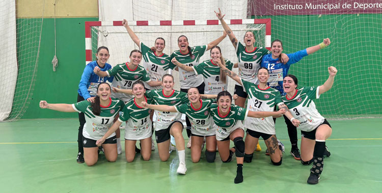 La alegría fuensantina tras el trabajado triunfo. Foto: Balonmano Adesal