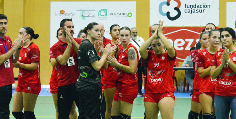 Las jugadoras granates agradecen al público su apoyo en Fátima. Foto: Rafa Barroso