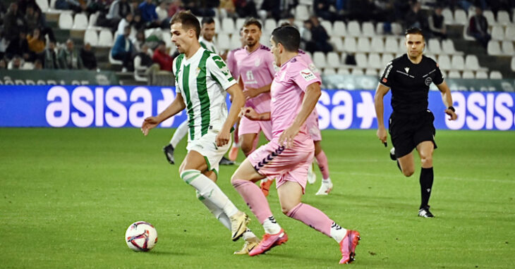 Ander Yoldi trata de superar a un jugador del Eldense. Foto: Natalia Román