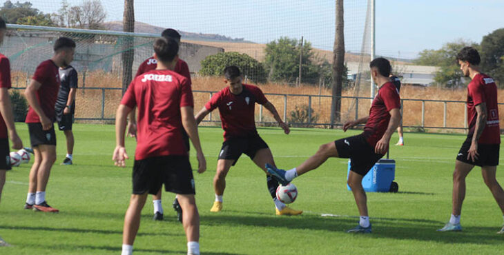 Kuki Zalazar disputa un balón en la vuelta a la Ciudad Deportiva.