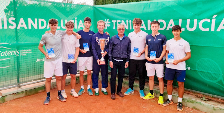 Rubén Fernández, Xavi Palomar, Hugo Sanz, José Roses (Capitán), Pedro Osete -vicepresidente de la Federación Andaluza de Tenis-, Alejandro Benavides, Pablo Pérez y Alejandro López, tras el título