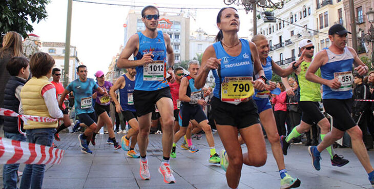 Varios atletas a su paso de la Media Maratón por las Tendillas.