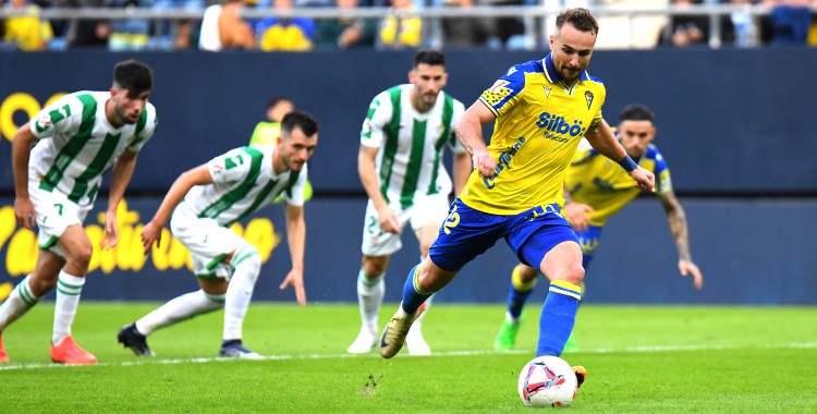 Javier Ontiveros cobrando un penalti en contra del Córdoba CF. Foto: Cádiz CF