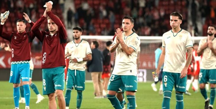 Los chicos agradeciendo a la afición que se había desplazado a Almería. Foto: Liga Hypermotion