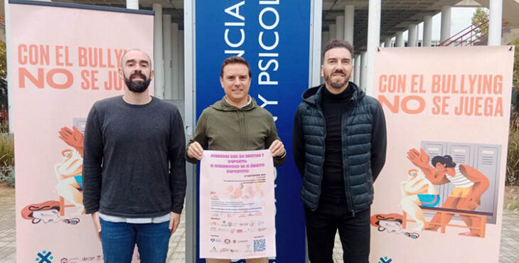 Juan de Dios Benítez, coordinador del proyecto Red Bullying muestra el cartel junto a otros dos componentes del departamento de la Facultad de Ciencias de la Educación.