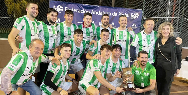 La selección masculina absoluta de pádel de Córdoba celebra su triunfo. Foto: Federación Andaluza de Pádel