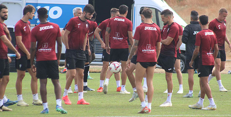 El inicio del rondo con Theo Zidane y sus manos en los bolsillos junto a Genaro y otros compañeros.