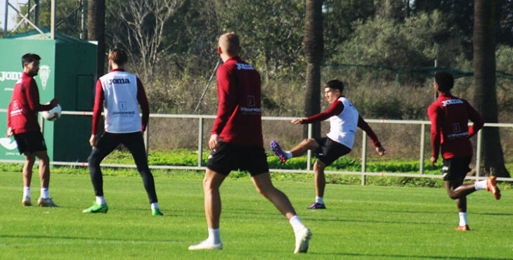 El canterano Adri Vázquez, al fondo. desplaza el balón, en el rondo a todo campo del entrenamiento de este miércoles.