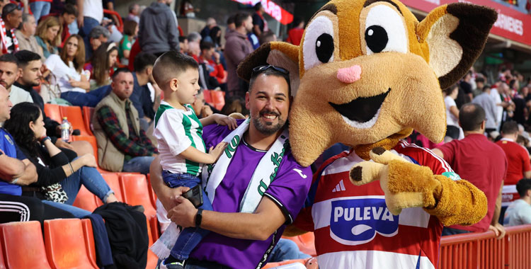 Un aficionado del Córdoba posa junto a un pequeño con la mascota del Granada CF. Foto: CCF