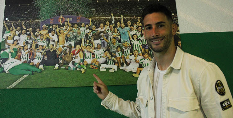 Carlos Albarrán posando en la foto de familia tras el mayor logro de su carrera, el ascenso a Segunda con el Córdoba.