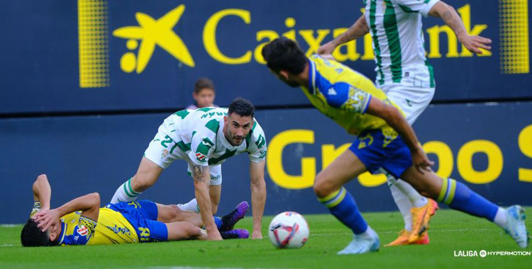 Albarrán en una acción del Cádiz-Córdoba de este domingo. Foto: LaLiga Hypermotion