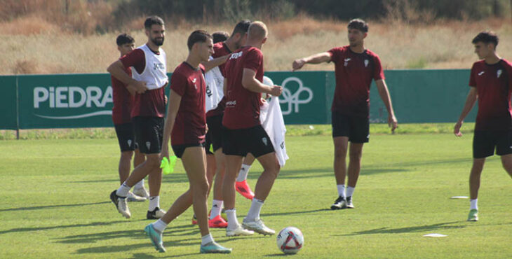 Álex Sala jugando con el balón durante el reparto de petos.